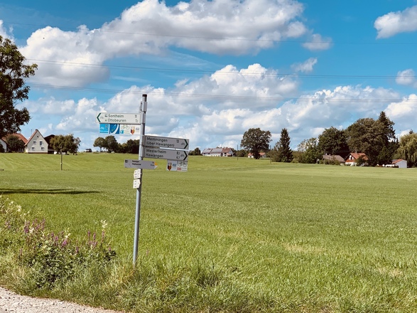 Wegweiser am Anfang des DB-Günztalrads