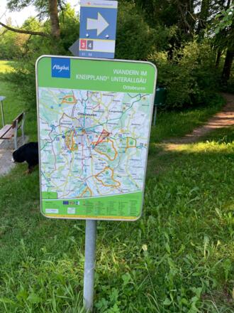 Schild Wandern im Kneippland Unterallgäu in Eldern