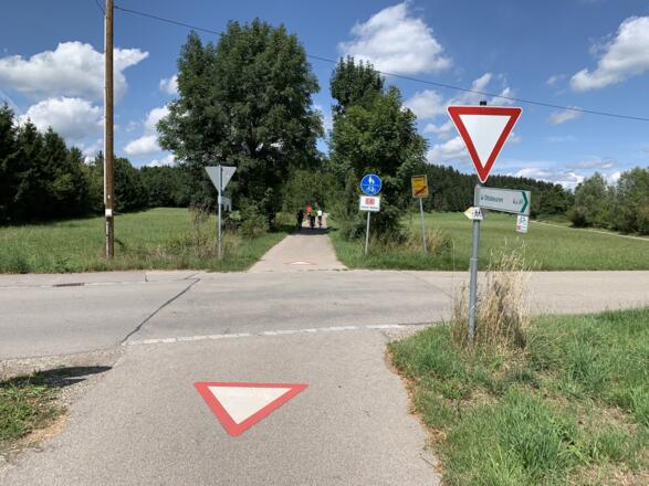 Wegkreuzung Richtung Hawangen und Westerheim - weiter gerade aus auf dem DB Günztal-Radweg