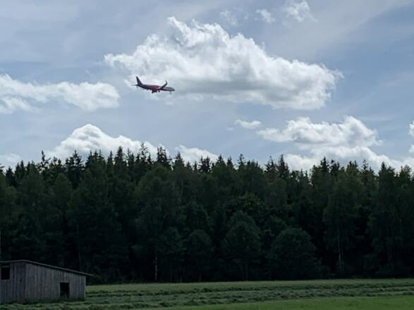 Links: Flugzeug im Landeanflug auf den Flughafen Memmingerberg