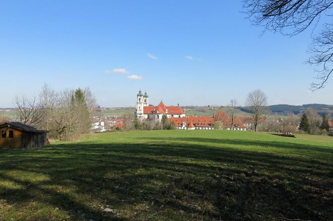 Blick auf die Benediktinerabtei am Parkplatz Ottostraße