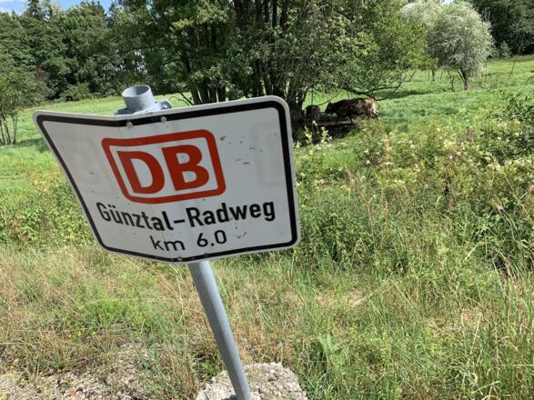 Wegweiser DB Günztal-Radweg bei 6 km