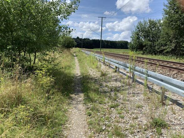 Feldweg Richtung Ungerhausen an der Bahnlinie entlang