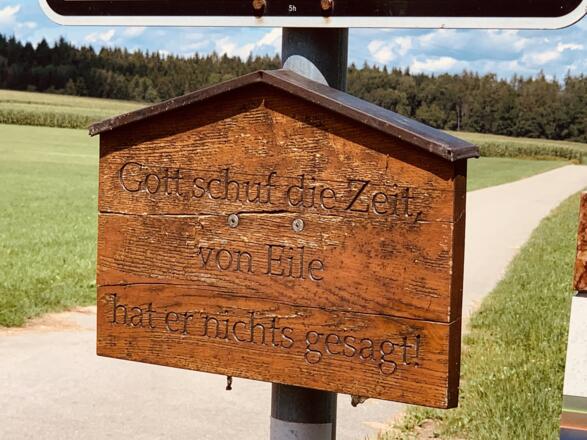 Holztafel am Anfang des Günztal-Radweges