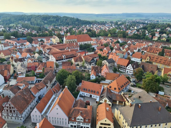 Schleifenroute - Nördlingen von oben - eine kreisrunde Stadt umringt von einer durchgehenden Stadtmauer