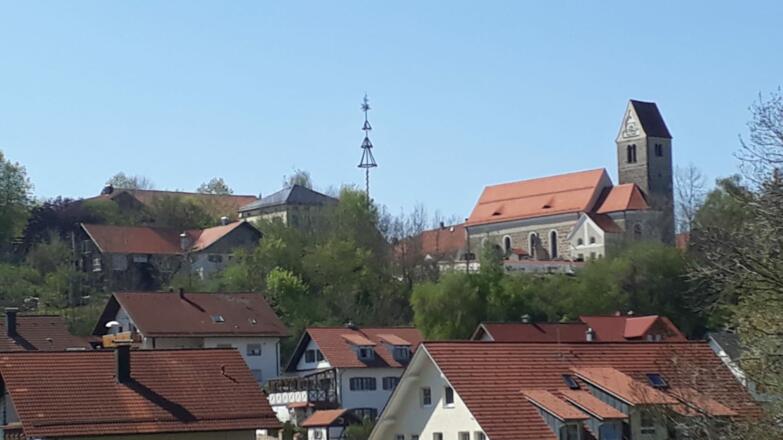Blick auf Böhen mit Kirche