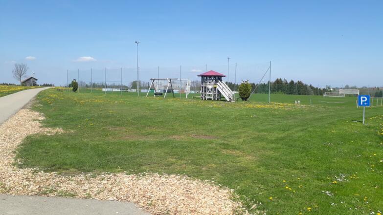 Sportplatz in Ollarzried mit Picknick- und Spielmöglichkeit