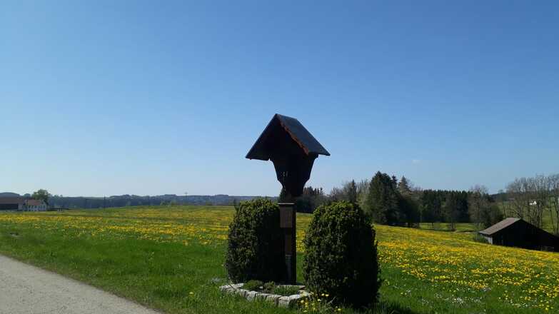 Schoren nach Kuttern Marterl am Wegesrand