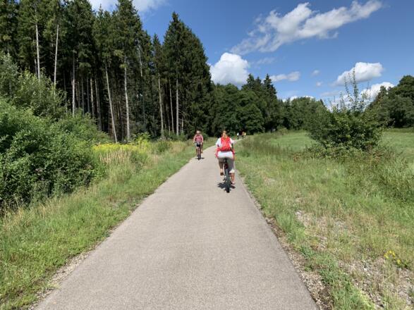 DB Günztal-Radweg Radlerin mit Gegenverkehr