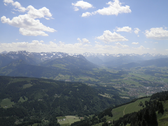 Blick vom Grünten im Allgäu ins Illertal