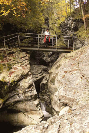 Eine der vielen Brücken in der Starzlachklamm