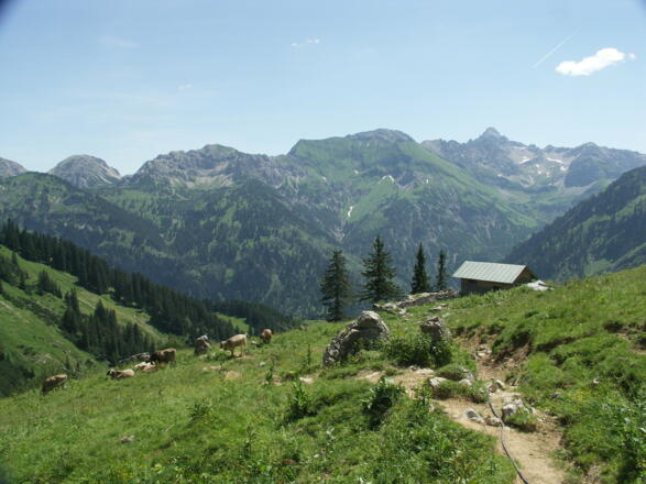 Bergkulisse mit Berghütte.