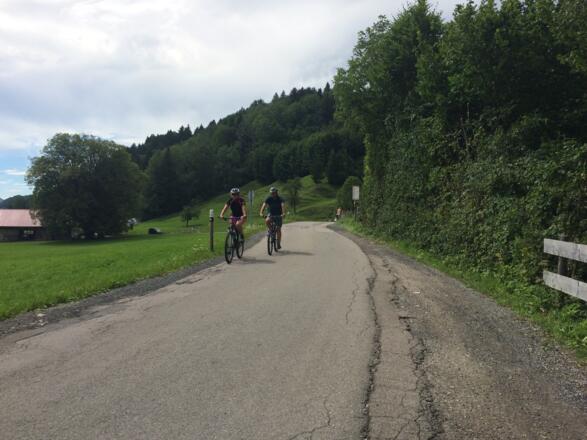 Asphalt Strasse mit einer starken Steigung