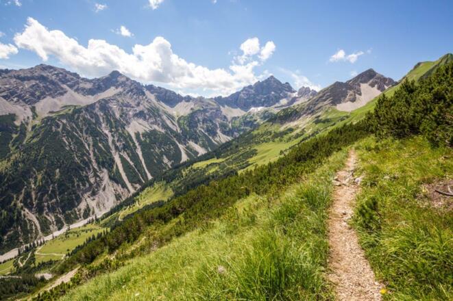 Wiesenpfad hoch über dem Schwarzwassertal.
