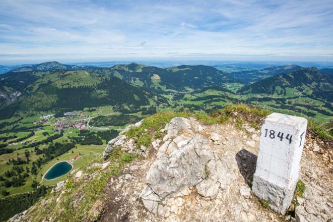 Grenzstein am Gratweg zwischen Iseler und Kühgund.