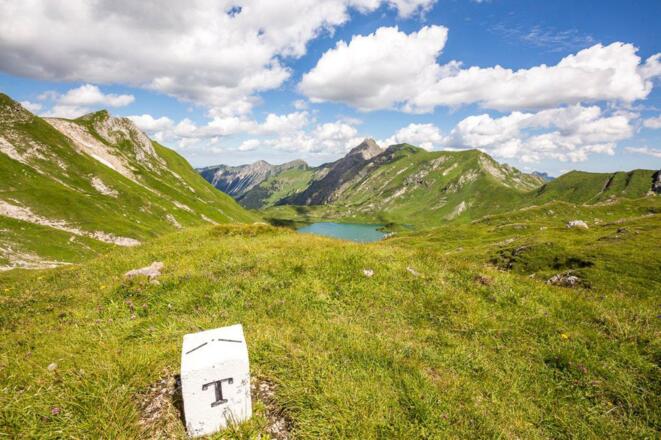Grenzstein am Kirchdachsattel hoch über dem Schrecksee.
