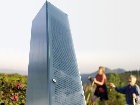 Die Stelen zeigen Textauszüge aus dem Buch "Schwindel-Gefühle"