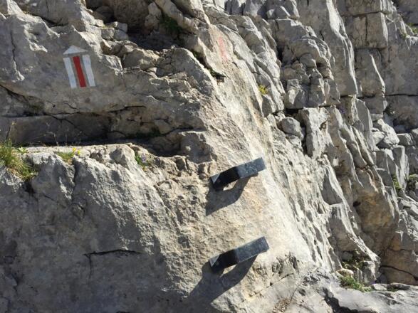 Kurze Passage mit Eisenklammern beim Abstieg
