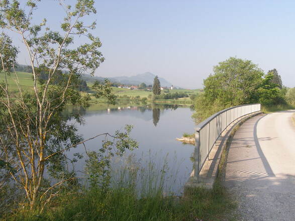 Wir blicken über den Rottachsee auf Petersthal.