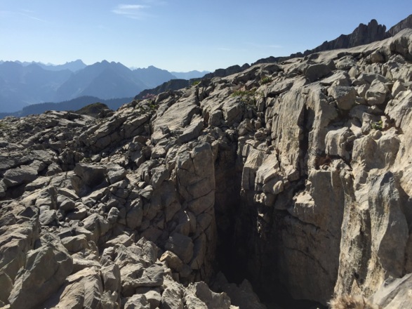 Tiefe Löcher und Spalten im Fels