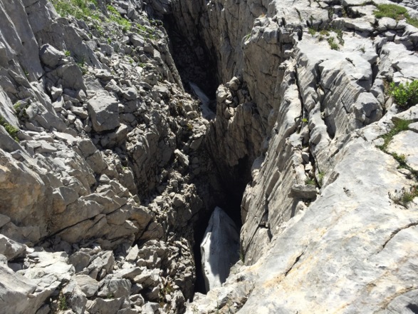 Metertiefe Felsspalten