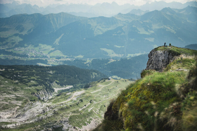 Blick ins Kleinwalsertal vom Hahnenköpfle  (c) Thomas Stanglechner / Vorarlberg Tourismus