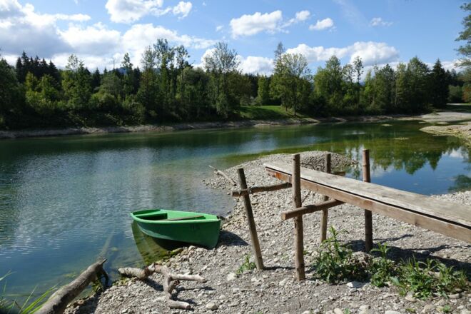 Kleines Boot am Auwaldsee bei Fischen im Allgäu