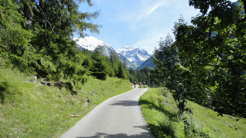 Breiter Radweg in Oytal bei Oberstdorf