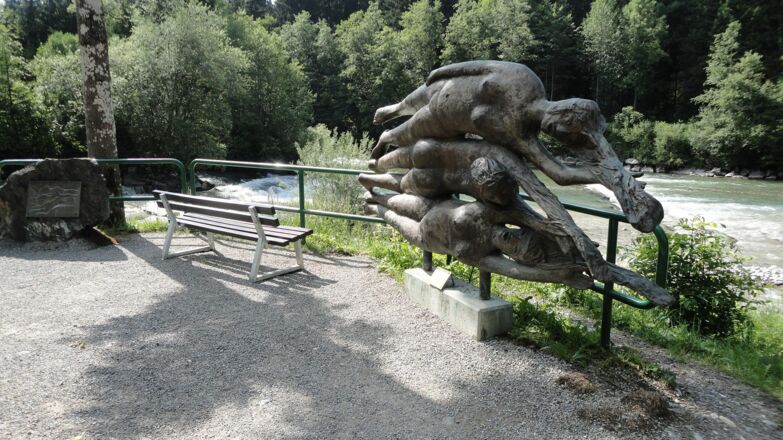Der Iller-Ursprung bei Fischen im Allgäu. Hier werden die Flüsse Trettach, Breitach und Stillach von drei "Jungfrauen" dargestellt
