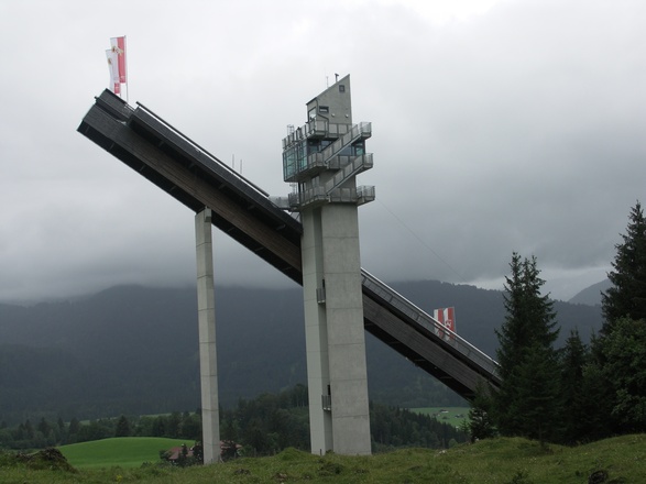 Der Anlaufturm der Schattenbergschanze.