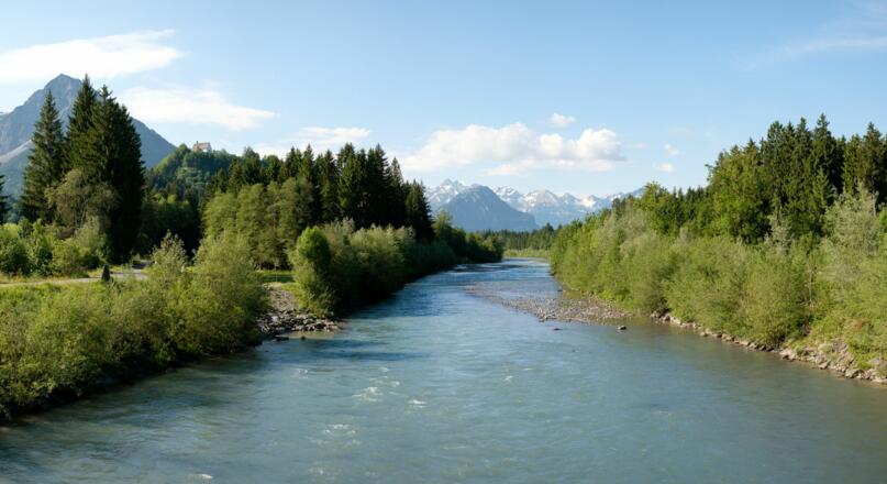 Die Iller bei Fischen im Allgäu. Im Hintergrund der Allgäuer Hauptkamm, links das Rubhorn