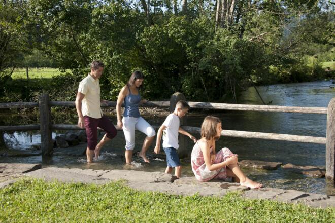 Wassertreten im Natur-Kneipp-Tretbecken im Kurpark in Fischen im Allgäu. Hier hat man reinste Wasserqualität - denn das Tretbecken wird vom Gebirgsbach gespeist