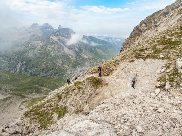 Der Weg wird gerölliger und felsiger.