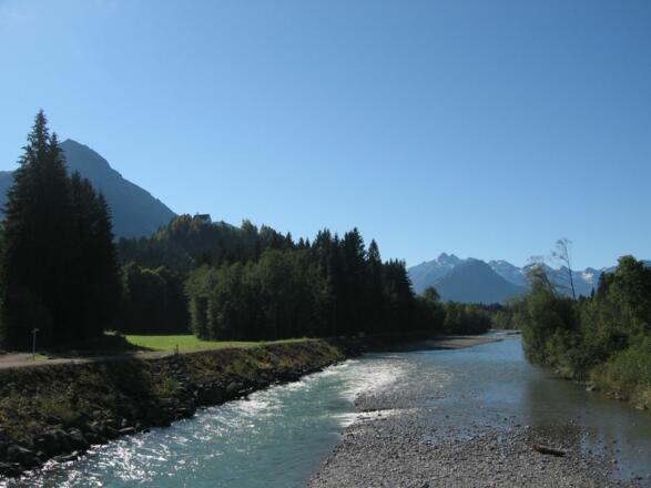 Blick von der Illerbrücke auf die Iller, das Rubihorn und den Allgäuer Hauptkamm