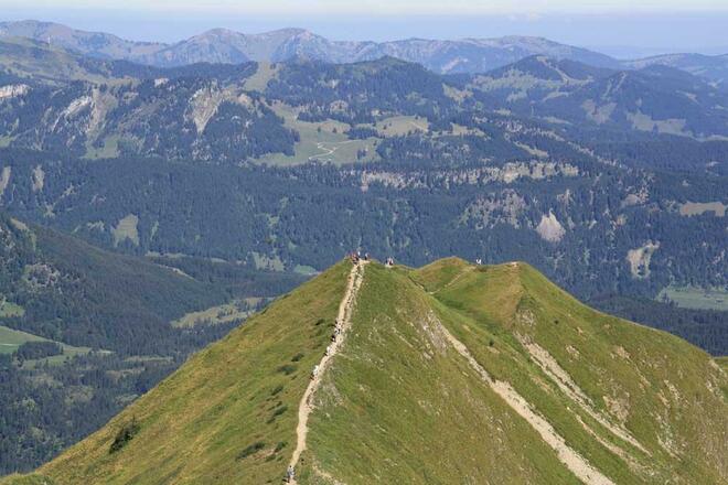 Blick vom Gipfel auf den Gratweg