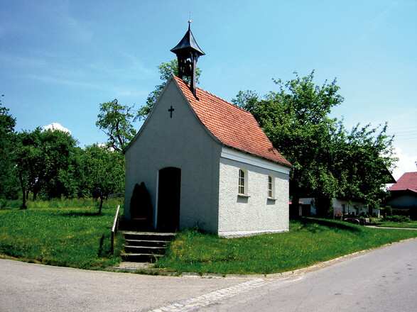 Kapellen wie diese finden wir entlang des Weges.