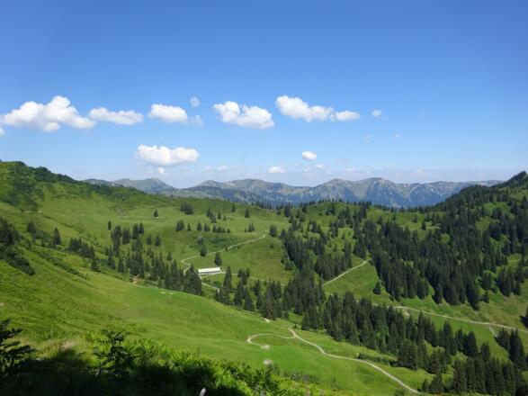Panoramablick hoch über Bolsterlang im Allgäu