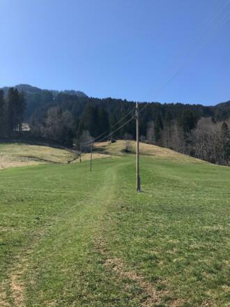 Ein Wiesenweg führt die ersten Höhenmeter bergauf