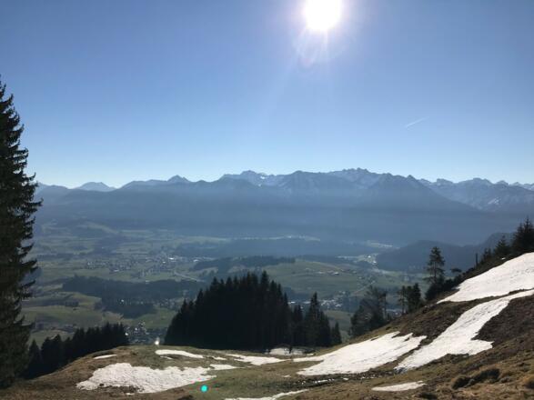 Wunderschöne Aussicht auf die umliegenden Dörfer und die Berge