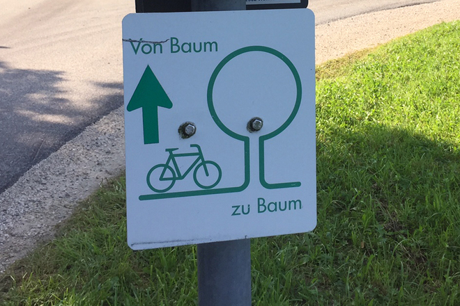 Radwegbeschilderung Von Baum zu Baum