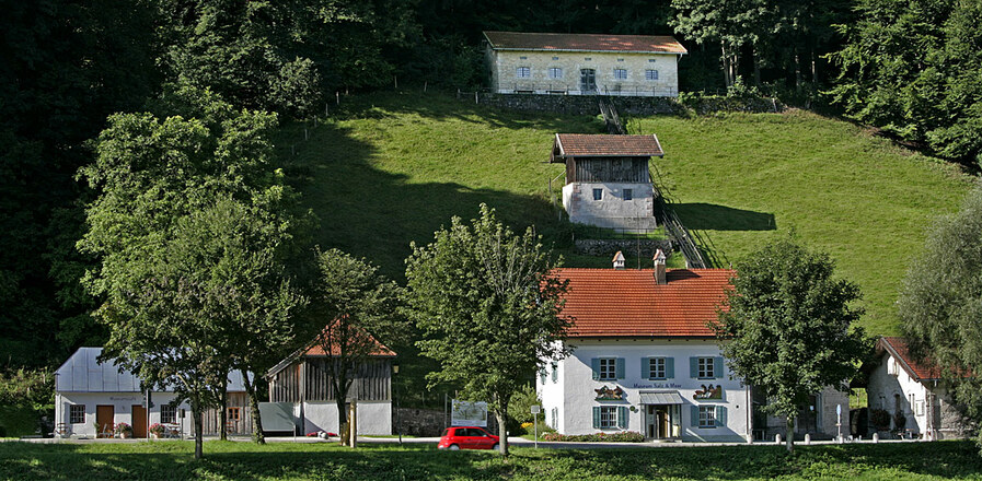 Museum Salz &amp; Moor liegt direkt unterhalb des SalzAlpenSteigs