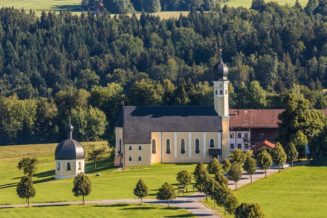 Wallfahrtskirche Wilparting mit Alter Linde