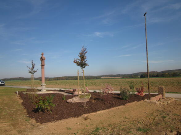 Großes Bild - Rastplatz und Denkmal