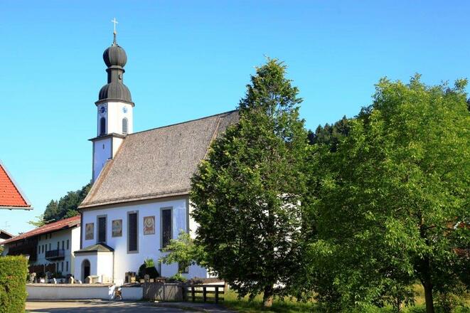Kirche in der Ortschaft Antwort