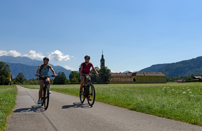 Radfahren rund um Oberaudorf mit Blick auf das Kloster Reisach