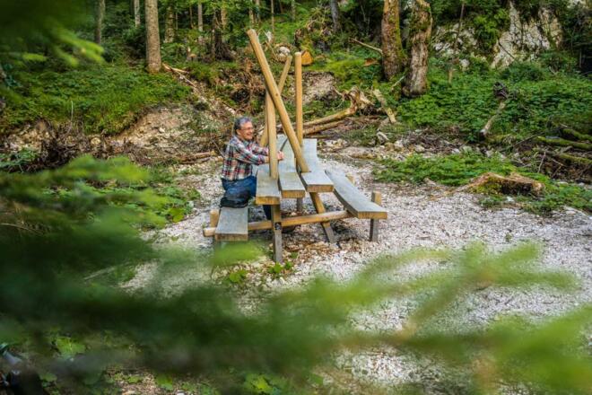 Hölzerner Wasserlauf" am Mühlbach mit Rastbank- Wendelsteinstreifzüge Künstlerweg