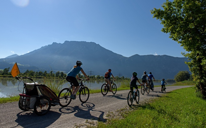 Familie auf dem Inndammradweg Richtung Kufstein