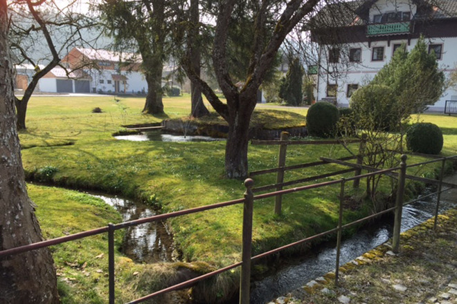 Goldbacherl im Ort Vagen