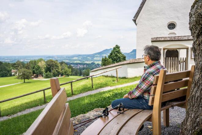 Perspektivenwechsel bei der Kirche in St. Margarethen - Wendelsteinstreifzüge Künstlerweg