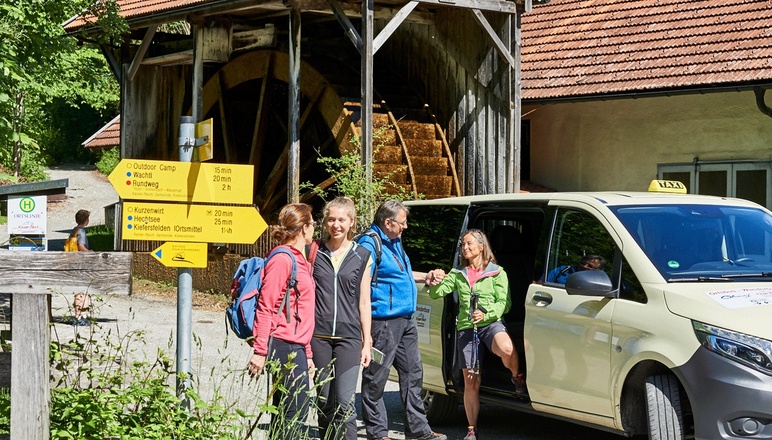 Wanderbus am Wasserrad / Eingang zur Gießenbachklamm